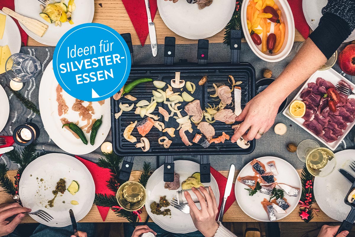 Raclette auf einem gedeckten Tisch