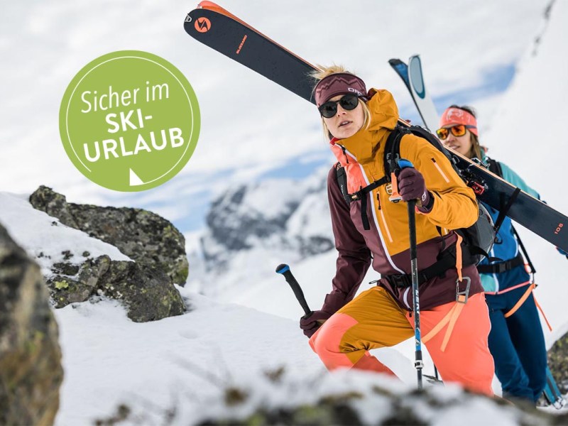 Zwei Frauen mit Skiern in Schneelandschaft