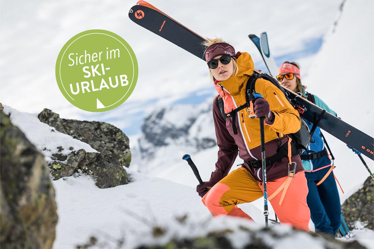 Zwei Frauen mit Skiern in Schneelandschaft