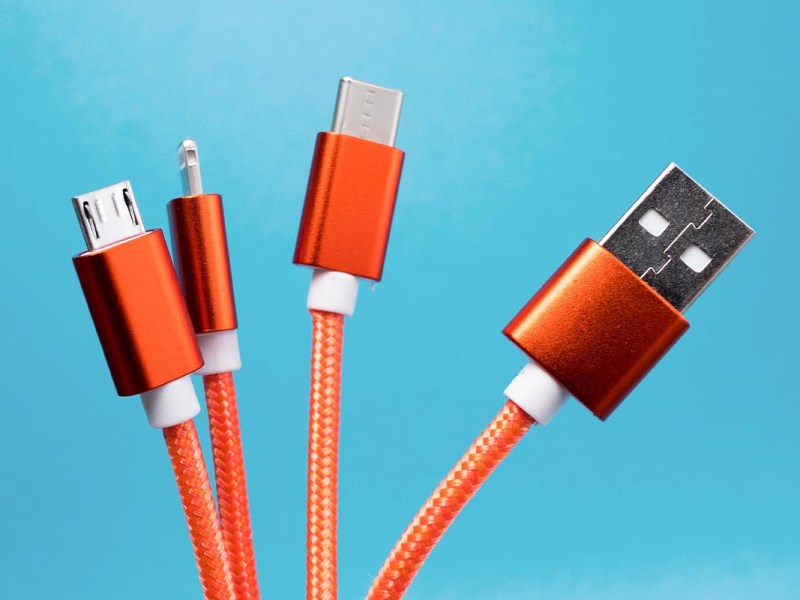 USB vor blauem Grund