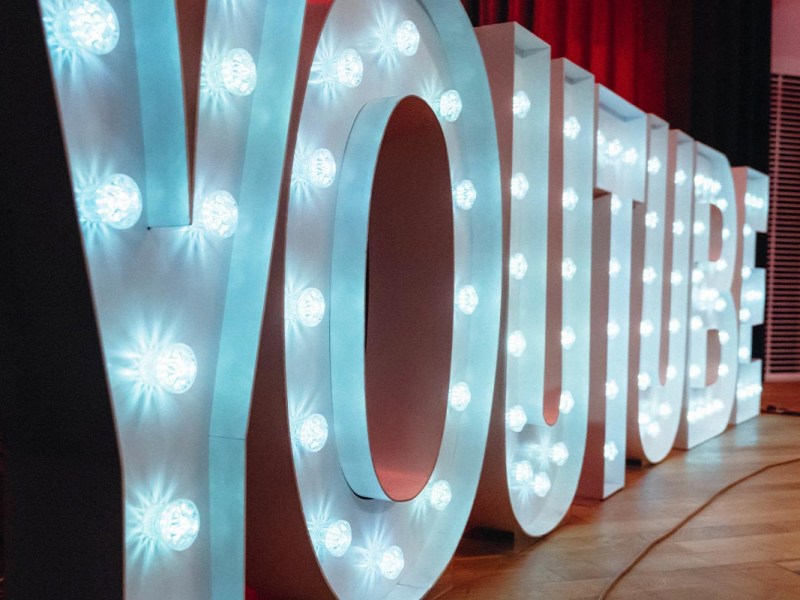 LEDs in Buchstaben auf einem Holzboden