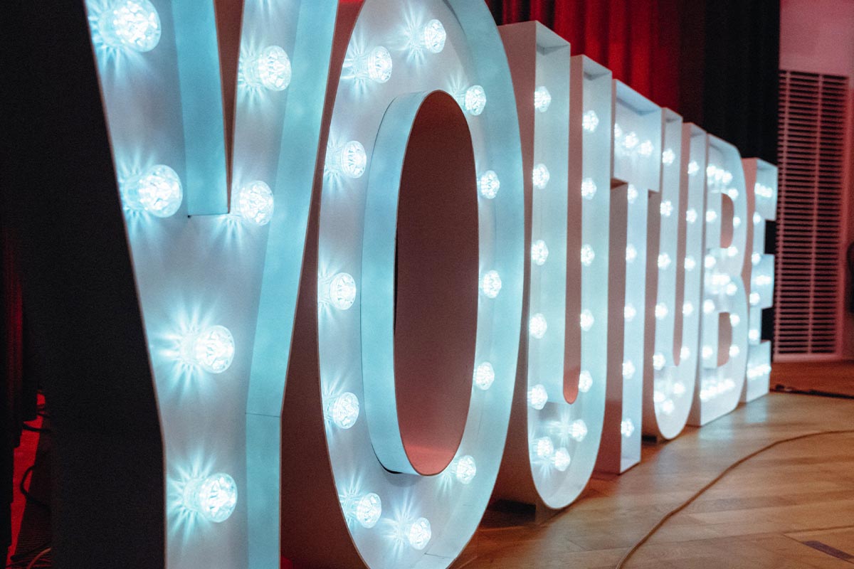 LEDs in Buchstaben auf einem Holzboden