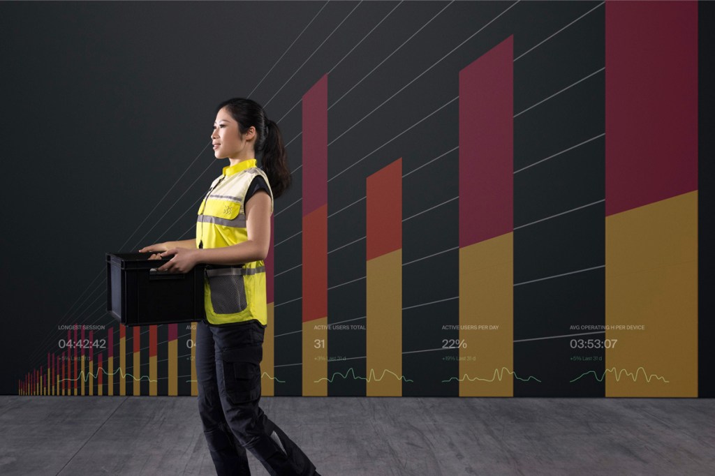 Eine Frau trägt die Smart SafetyVest von German Bionic.