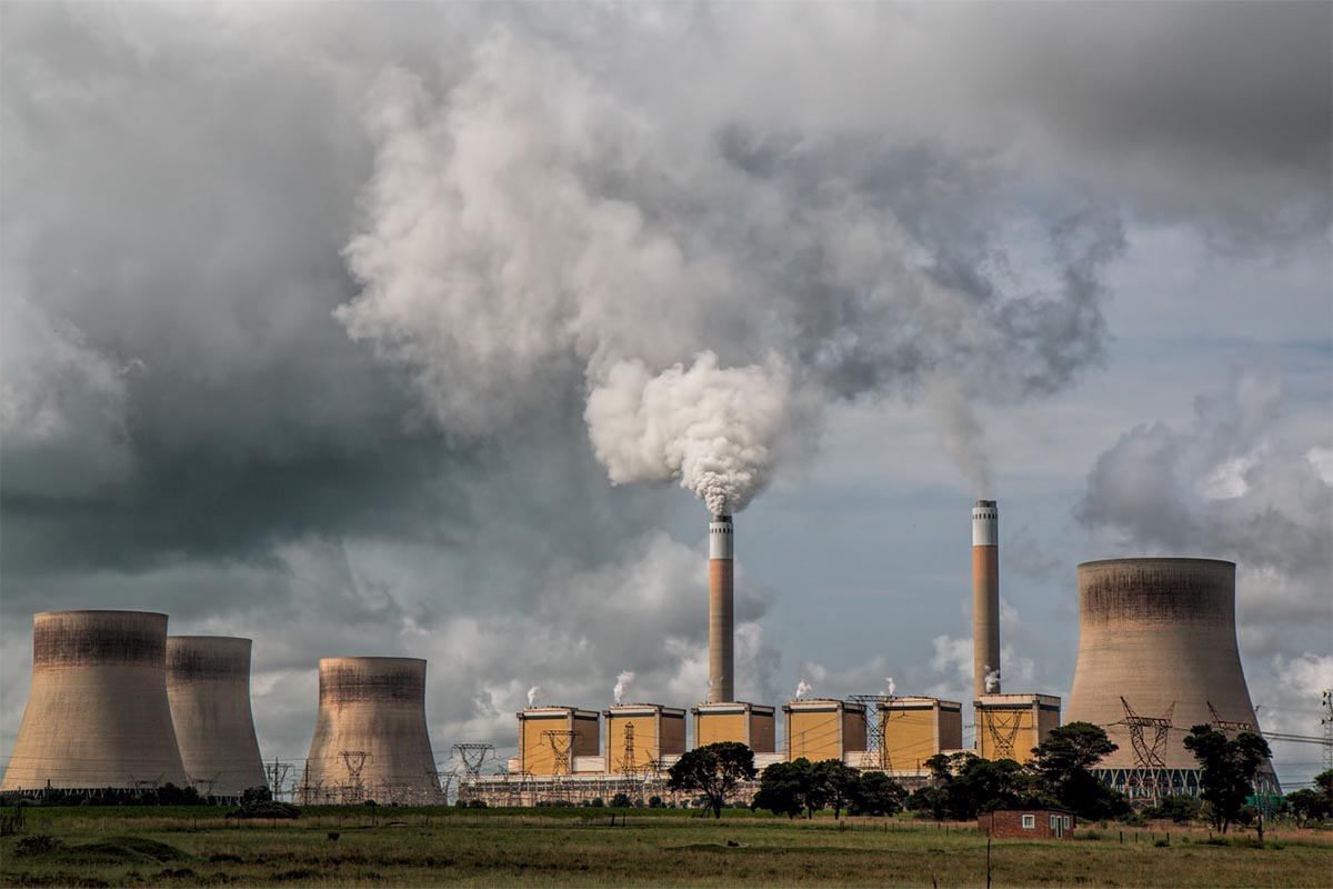 Kraftwerk, aus dem Rauch und CO2 aufsteigt