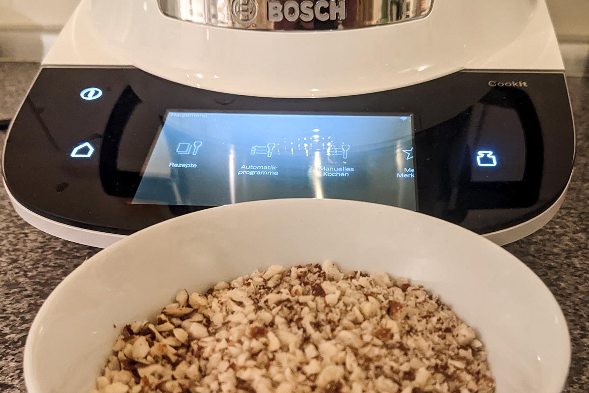 Gehackte Nüsse in einer Schüssel vor dem Display des Bosch Cookit.