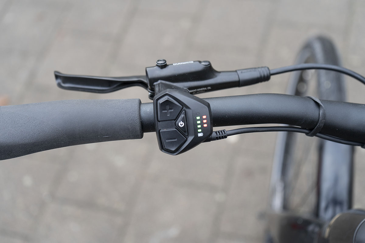 Detailansicht Bedienmodusl für den E-Motor am linken Lenkergriff des E-Bikes Diamant 365.