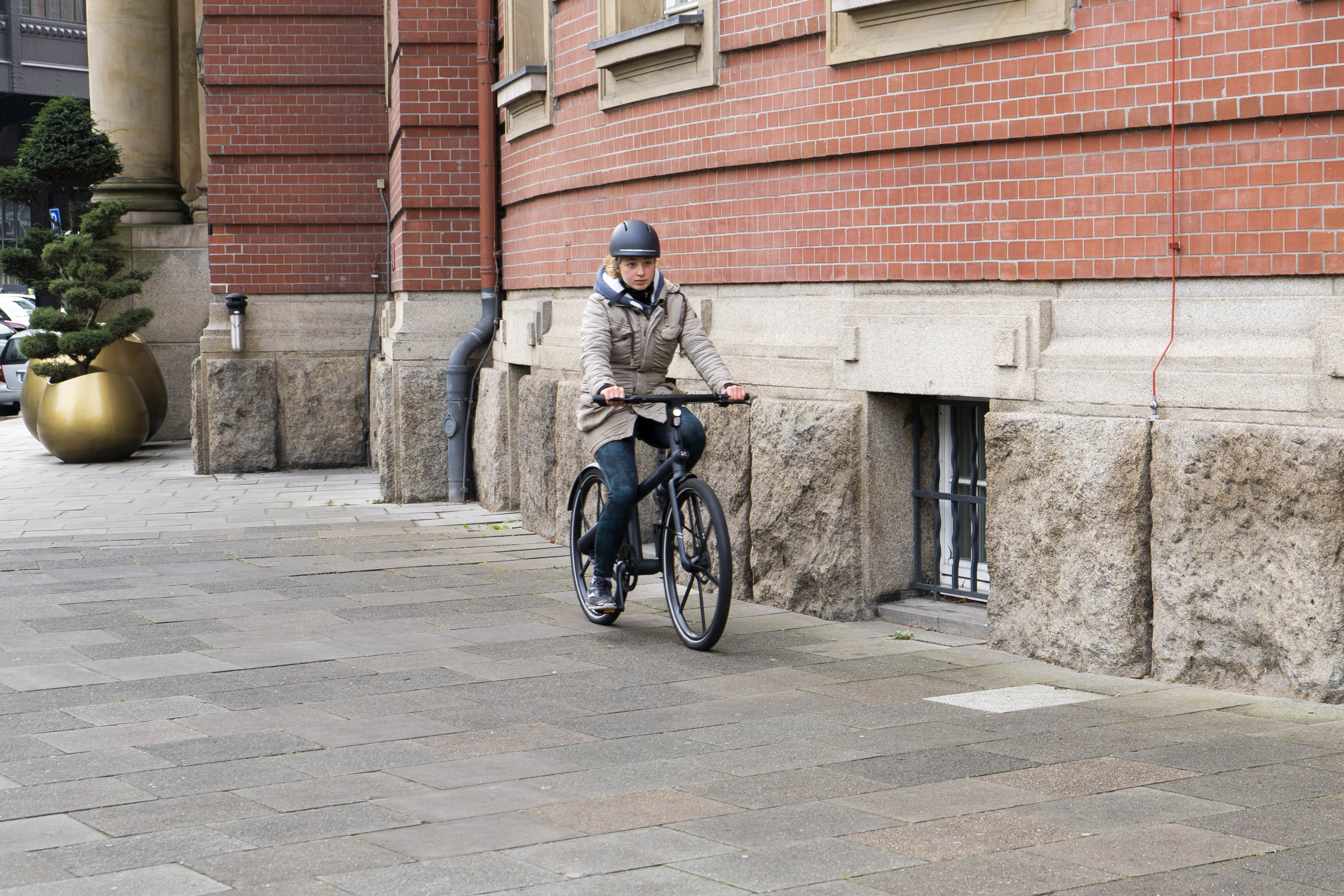 Eine junge Frau fährt auf einem E-Bike.