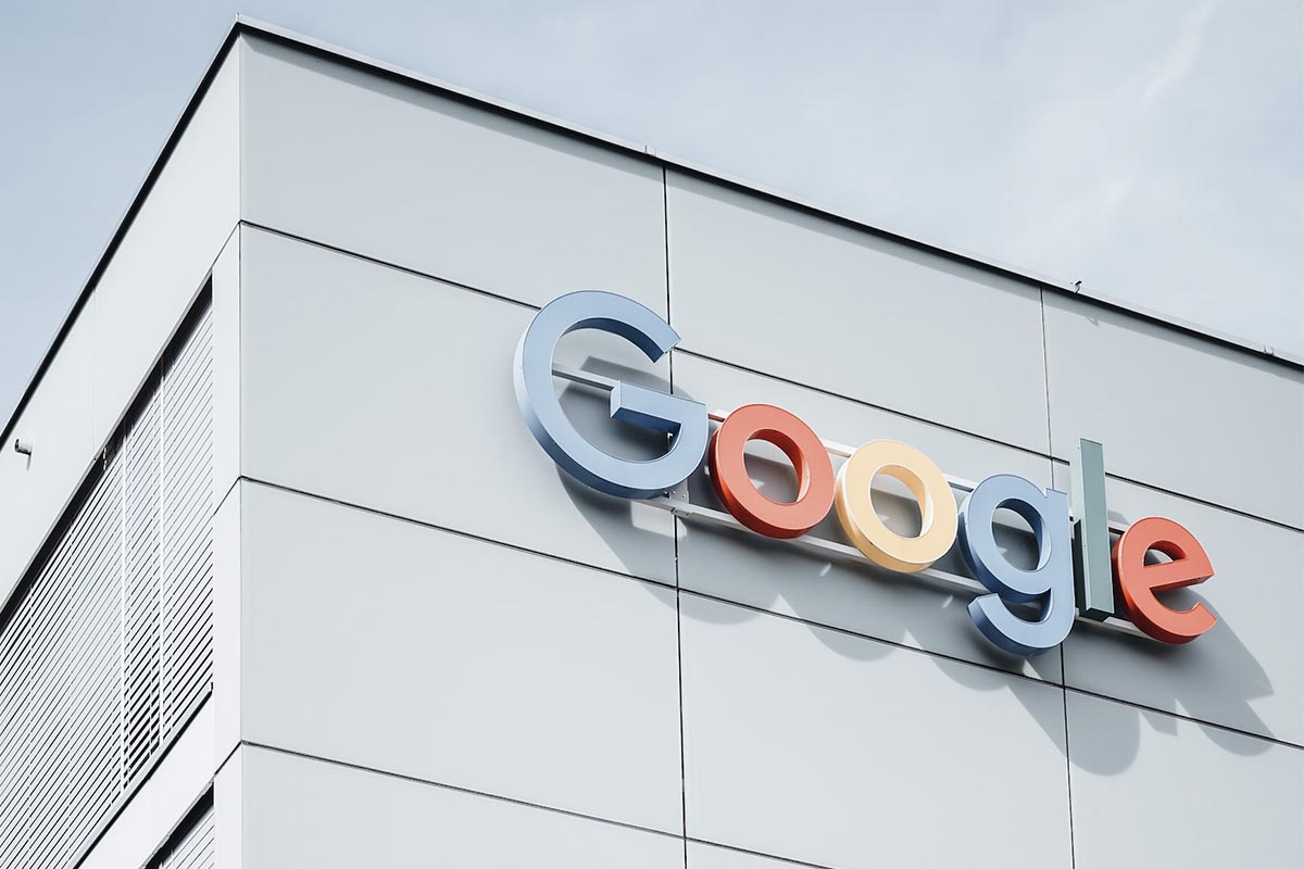 Google Logo auf einem Gebäude