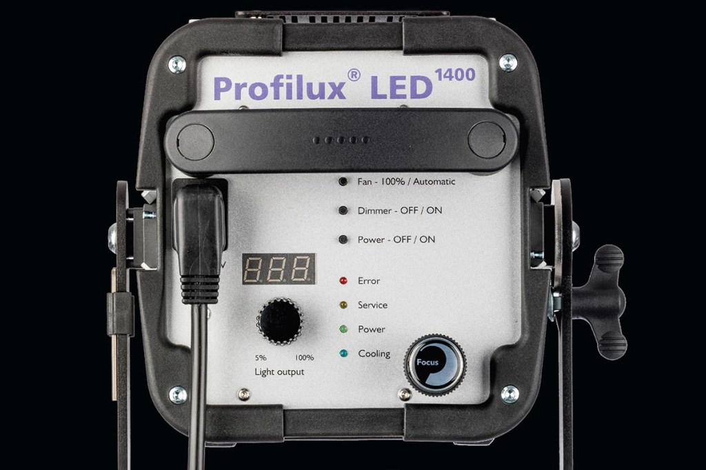 Die Rückseite des Hedler Profilux LED 1400 mit Anzeigen, LEDs und Bedienelementen