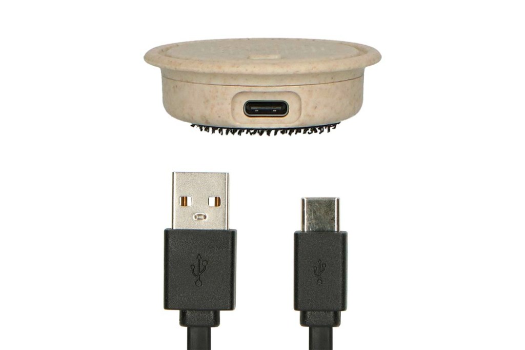 Anschluss des Knopfes über USB-C zum Laden