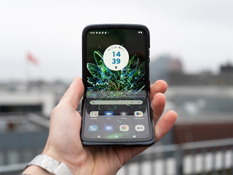 Das Motorola Razr 2022 im halb aufgeklappten Zustand.