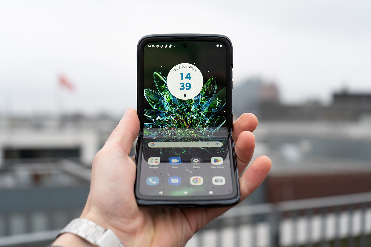 Das Motorola Razr 2022 im halb aufgeklappten Zustand.
