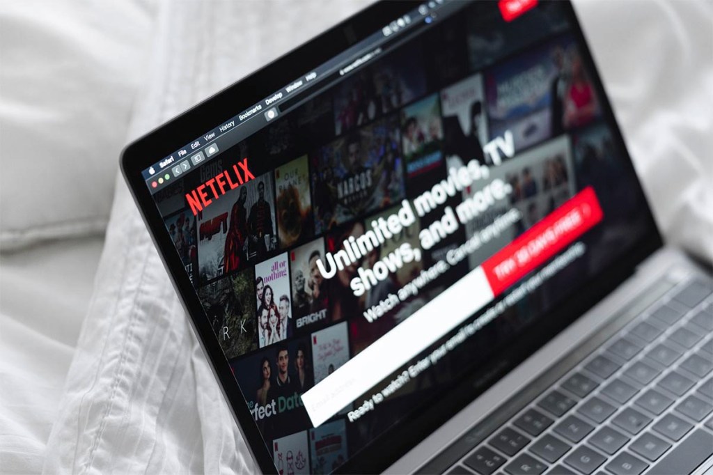 Laptop mit Ansicht der Startseite von Netflix