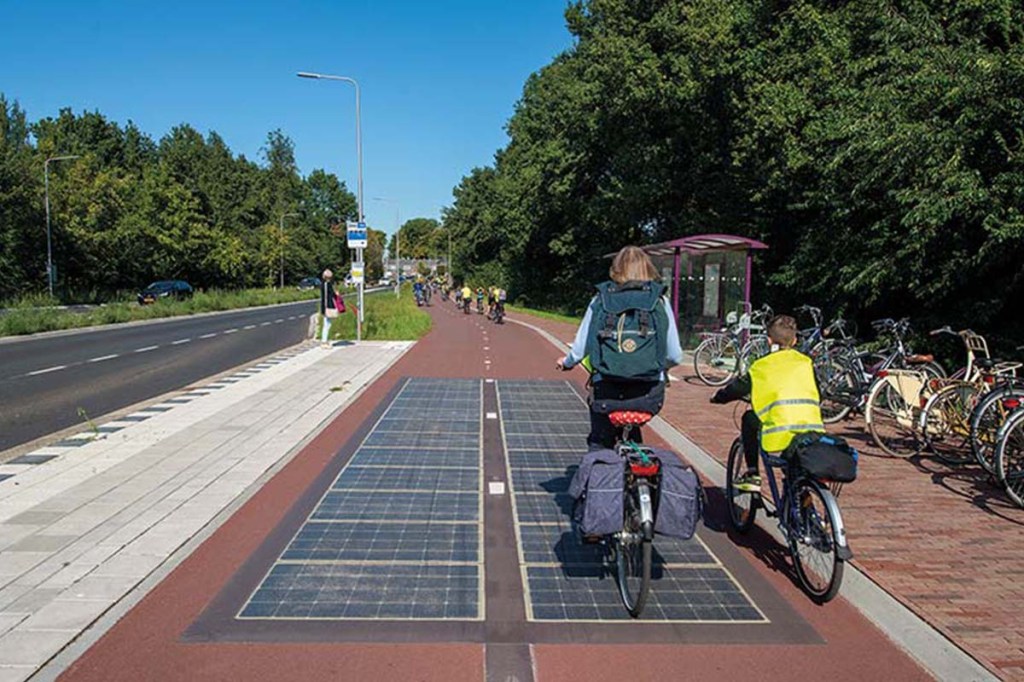 Radweg mit Solarplatten auf dem Boden