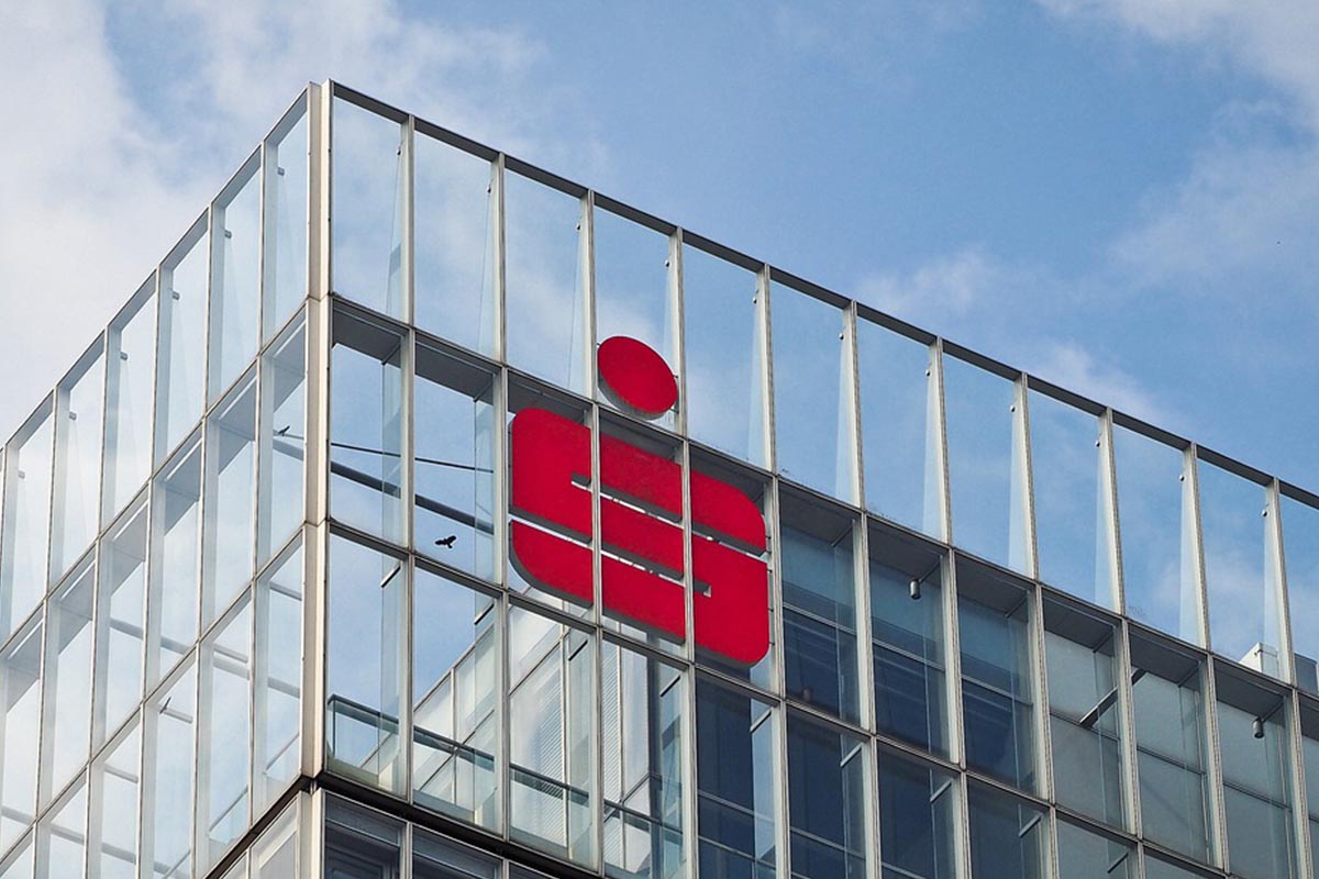 Logo der Sparkasse an einem Gebäude