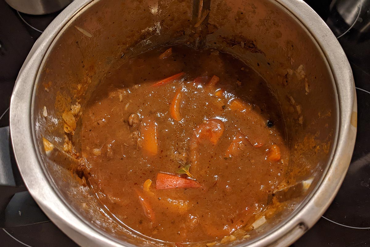 Schüssel mit fertigen Gulasch