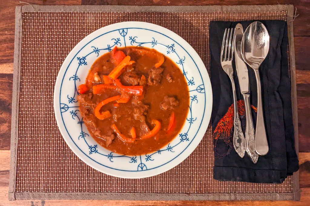 Weißblauer Teller mit Gulasch