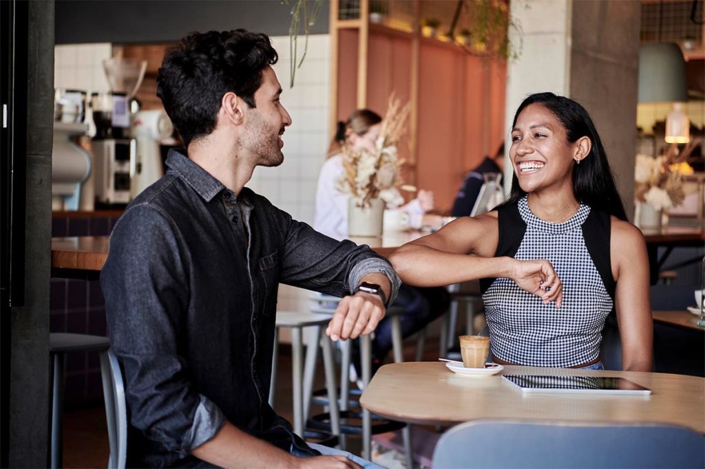 Mann und Frau sitzen an einem Tisch in einem Café