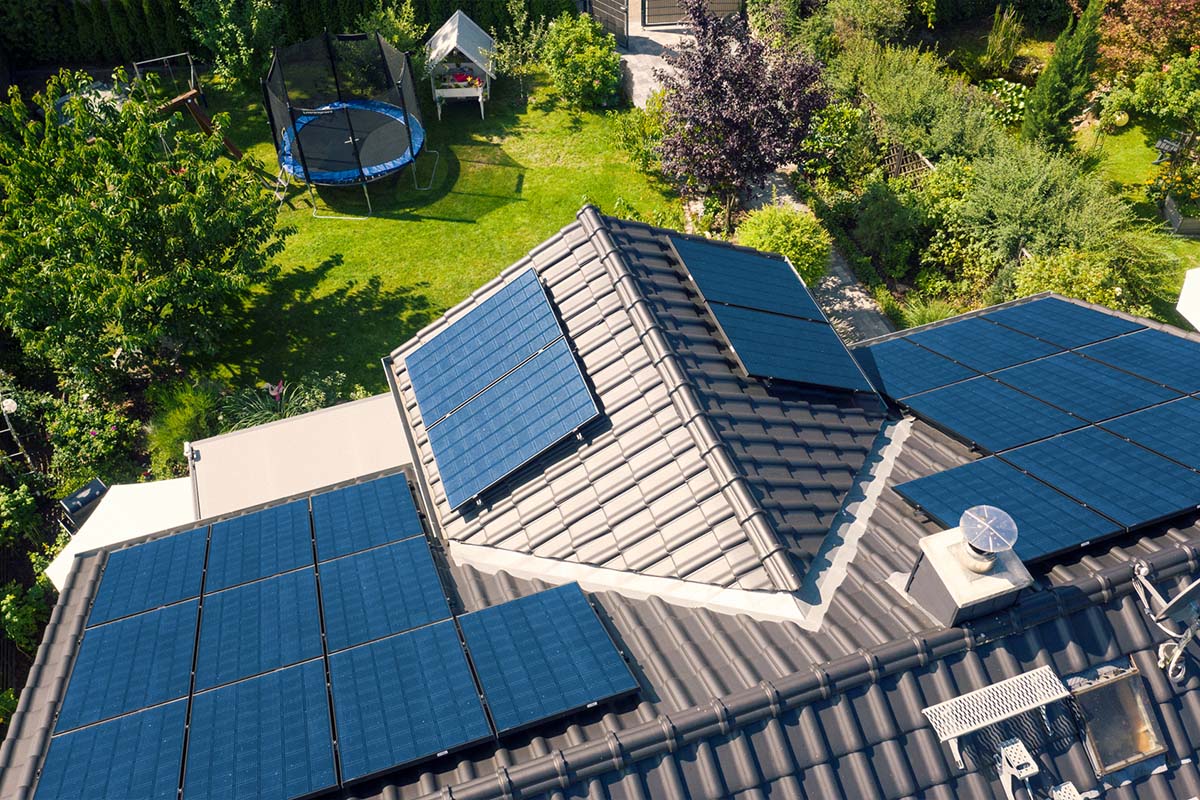 Haus mit Solarplatten von oben fotografiert, Blick in den Garten