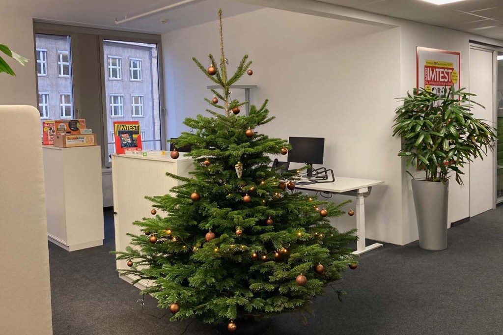 geschmückter weihnachtsbaum im büro