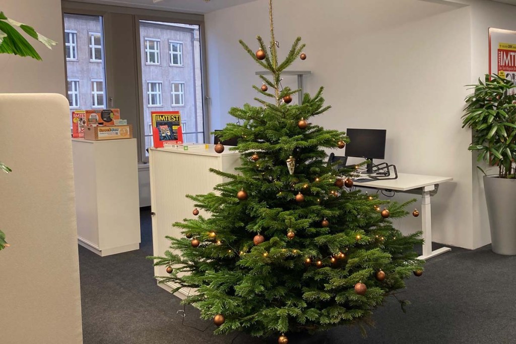 Geschmückter Weihnachtsbaum in einem Büro stehend