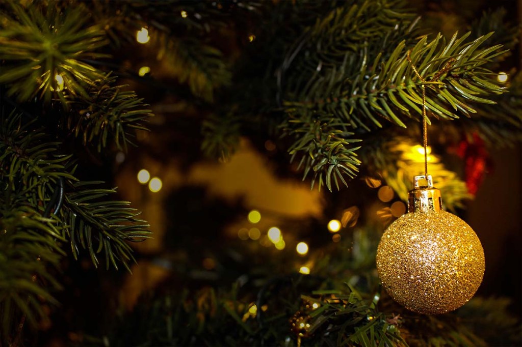 Closeaufnahme Weihnachtsbaum mit goldener Kugel