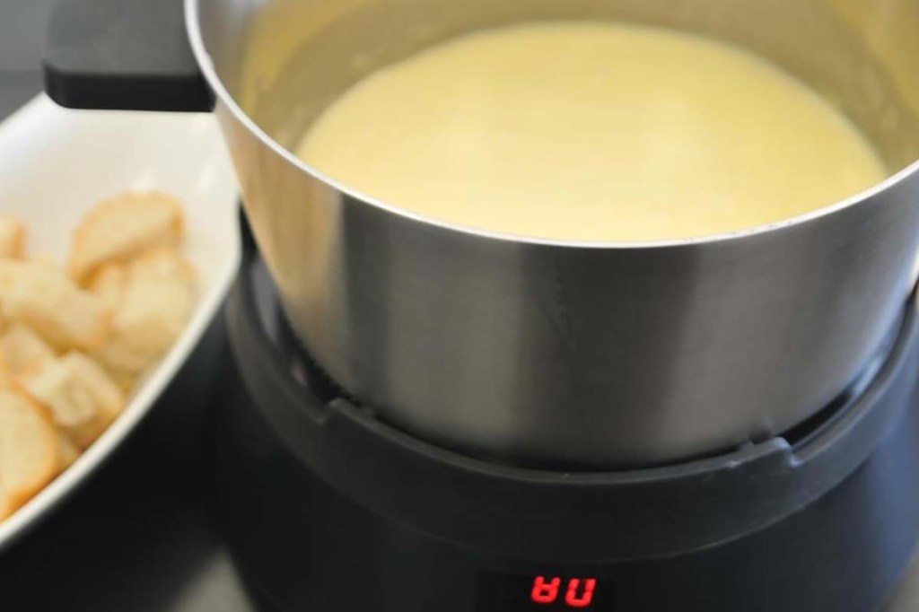 Topf im Anschnitt, steht auf einer Induktionsplatte