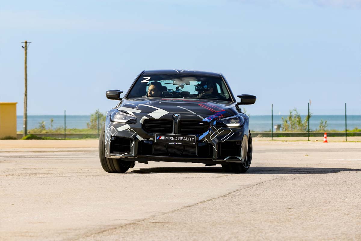 BMW von vorne, drinnen Mensch mit VR-Brille