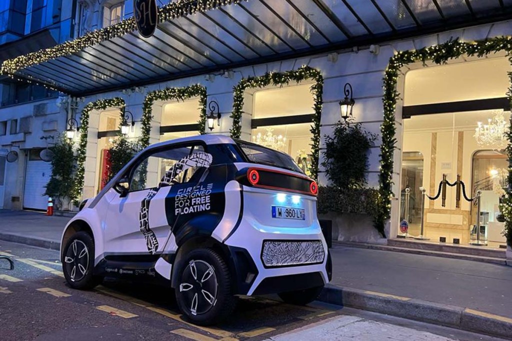 Elektroauto Circle-Pod vor einem weihnachtlich geschmückten Geschäft