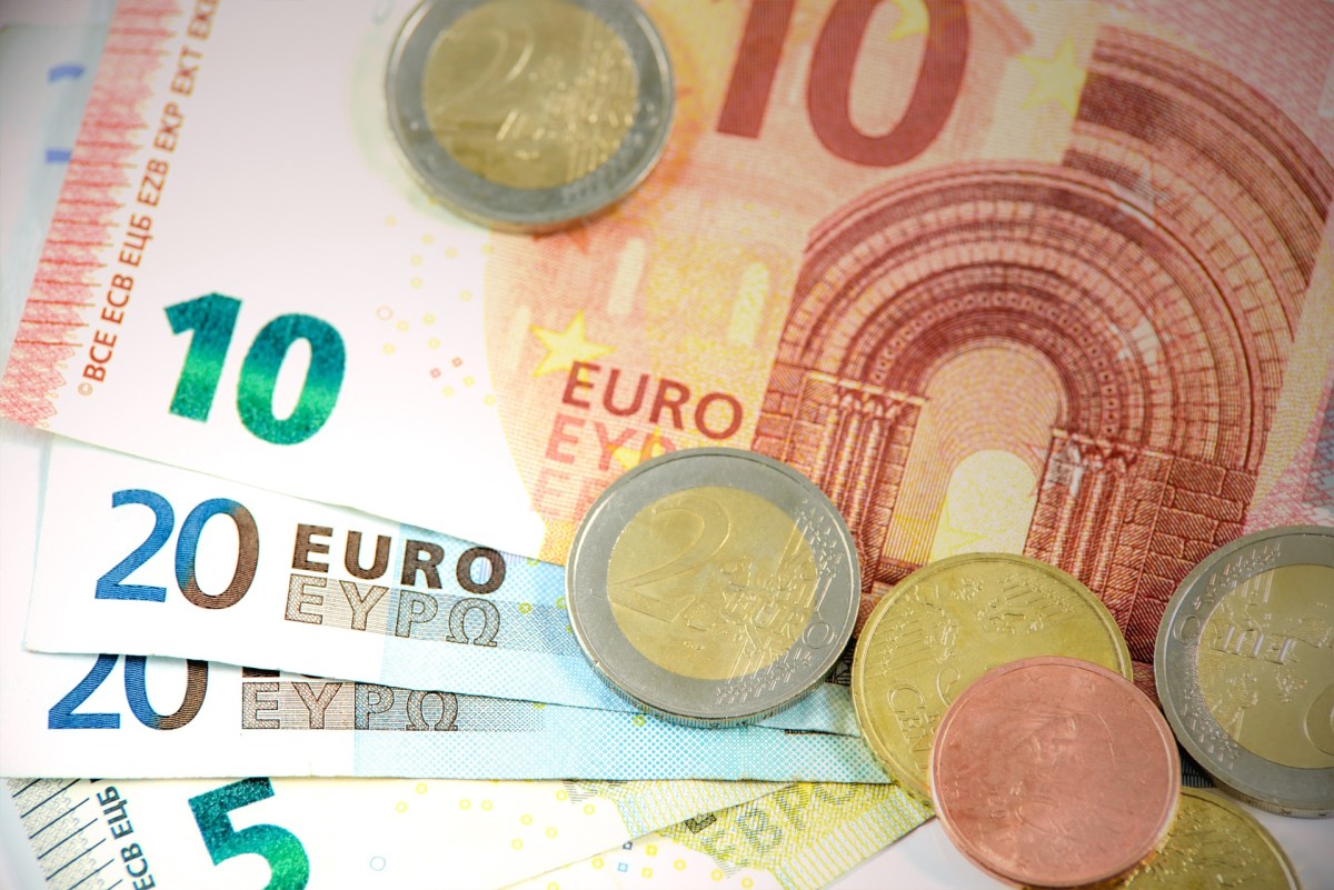 Einige Euro-Münzen liegen auf ein paar Geldscheinen.