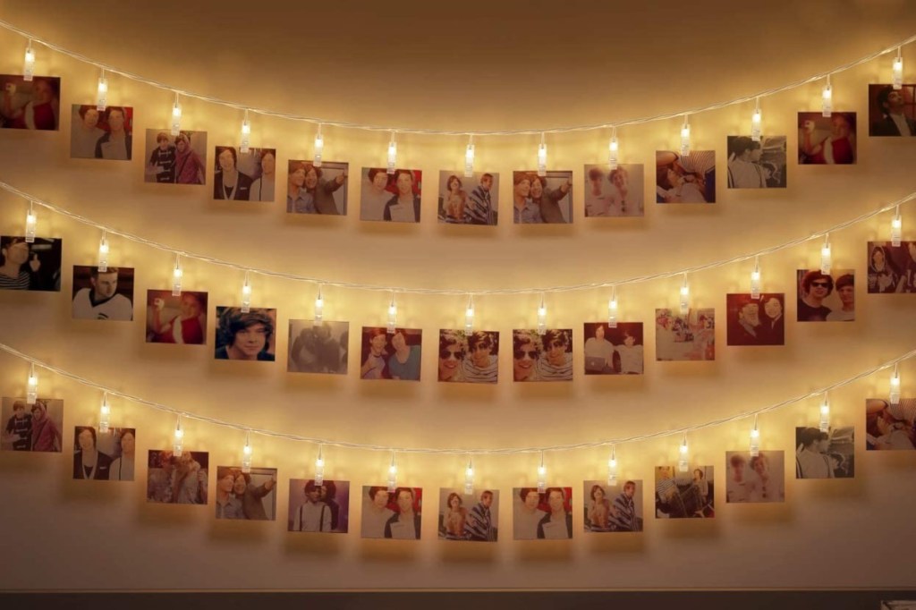 Drei Reihen Lichterketten mit Fotos hängen