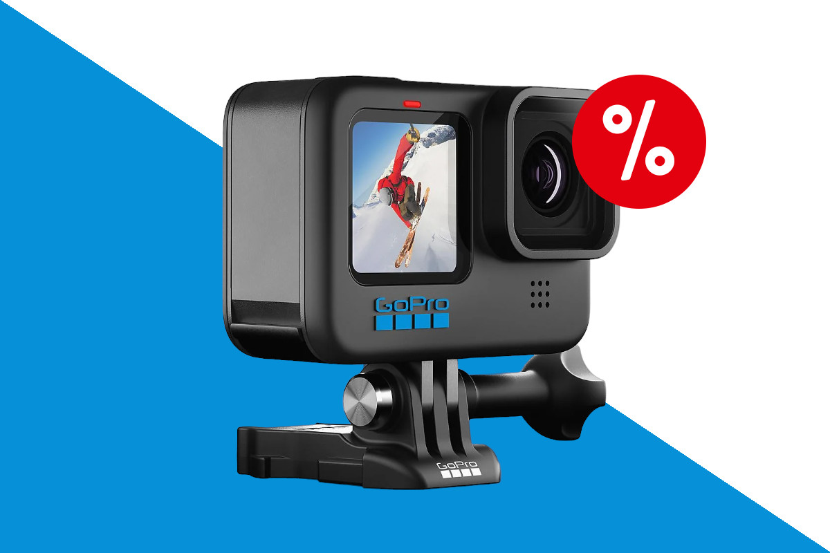 Schwarze rechteckige GoPro Hero 10 Action-Cam schräg von vorne mit Snowboader auf Display und auf schwarzer Halterung, auf blau weißem Hintergrund mit rotem Prozentzeichen rechts oben