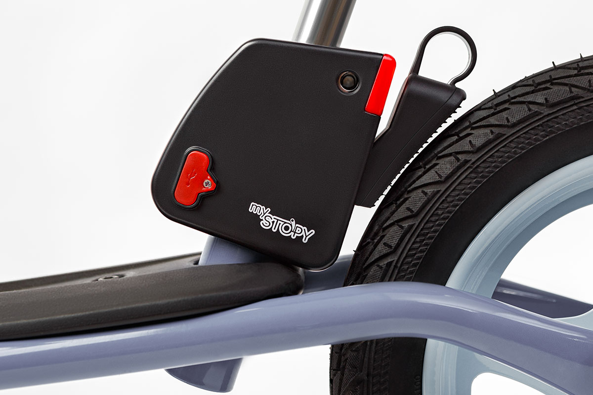 Bremsvorrichtung für Laufräder. Produktansicht im Detail mit Bremse eingebaut in Laufrad – Ansicht direkt im Profil vor weißem Hintergrund.