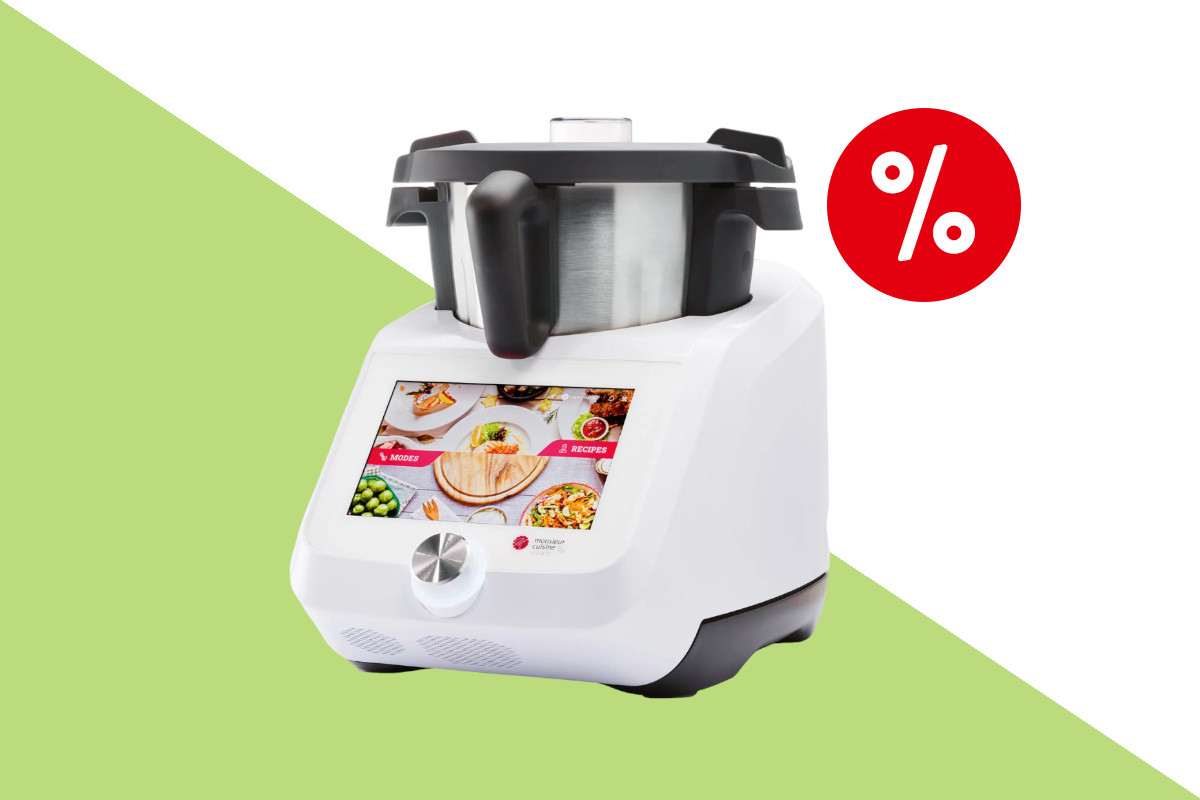 Weiße Monsieur Cuisine Smart Küchenmaschine mit silbernem Topf und farbigem Display vorne schräg von vorne auf hellgrün weißem Hintergrund mit rotem Prozentbutton oben rechts