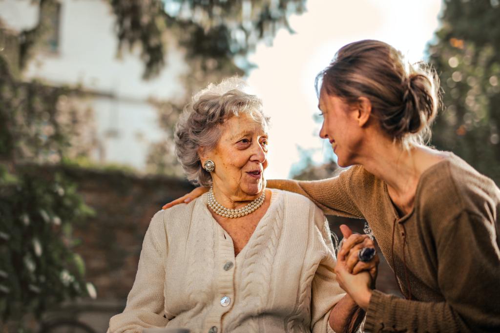 Eine ältere Dame mit einer jüngeren