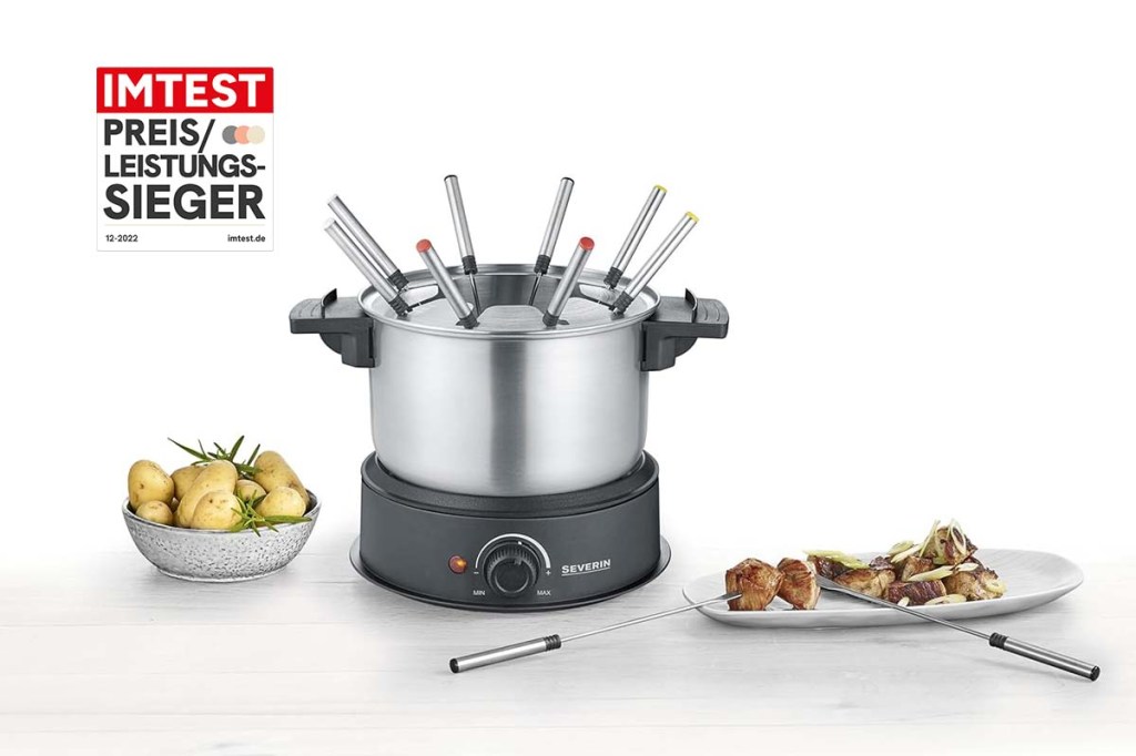 Productshot Fondueset, daneben ein Schale mit Kartoffeln und ein Fleischspieß, Preis-Leistungssieger-Logo