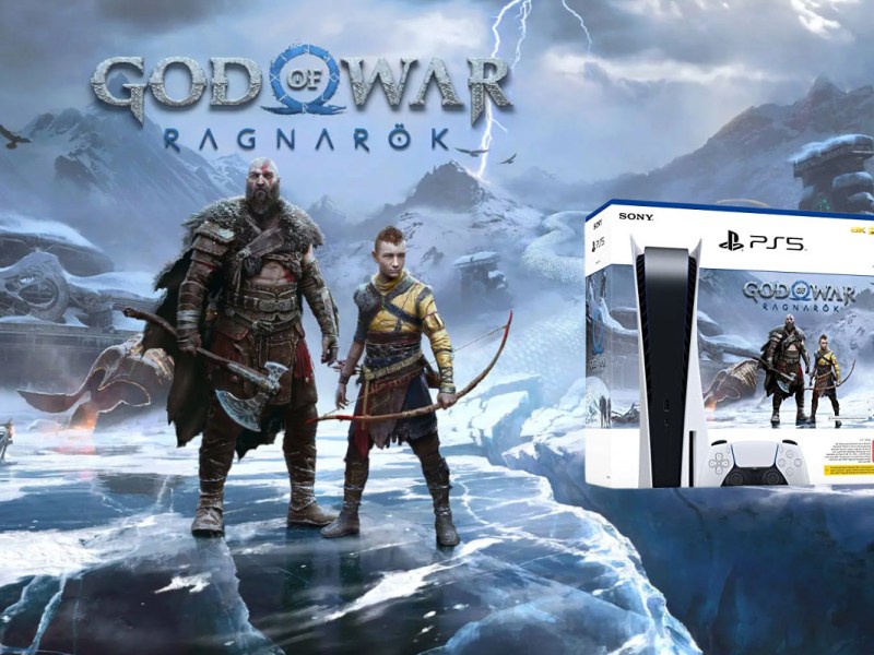 God of War Wallpaper mit zwei Charaktere vor Eislandschaft daneben PS5 in Karton