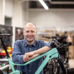 Thorsten Heckrath-Rose in der Werkstatt, vor ihm ein Fahrrad