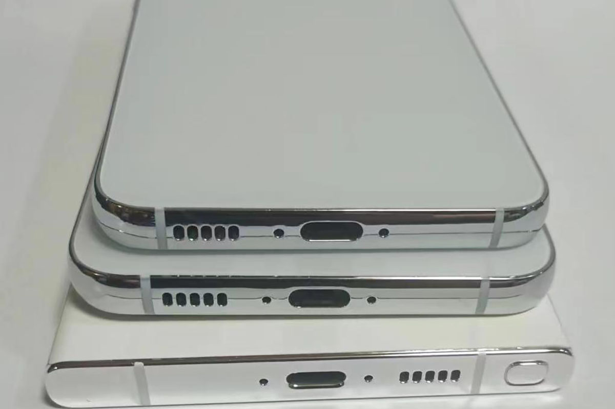 Die drei neuen Samsung Galaxy S23-Smartphones liegen aufeinander. Dabei sind jeweils die Lautsprecher und USB-C-Anschlüsse der Geräte zu sehen. Von unten nach oben: Galaxy S23 Ultra, Galaxy S23+ und Galaxy S23.