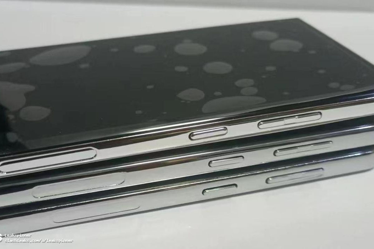 Die drei neuen Samsung Galaxy S23-Smartphones liegen aufeinander. Dabei sind jeweils die Power- und Laut-/Leise-Tasten der Geräte zu sehen. Von unten nach oben: Galaxy S23 Ultra, Galaxy S23+ und Galaxy S23.