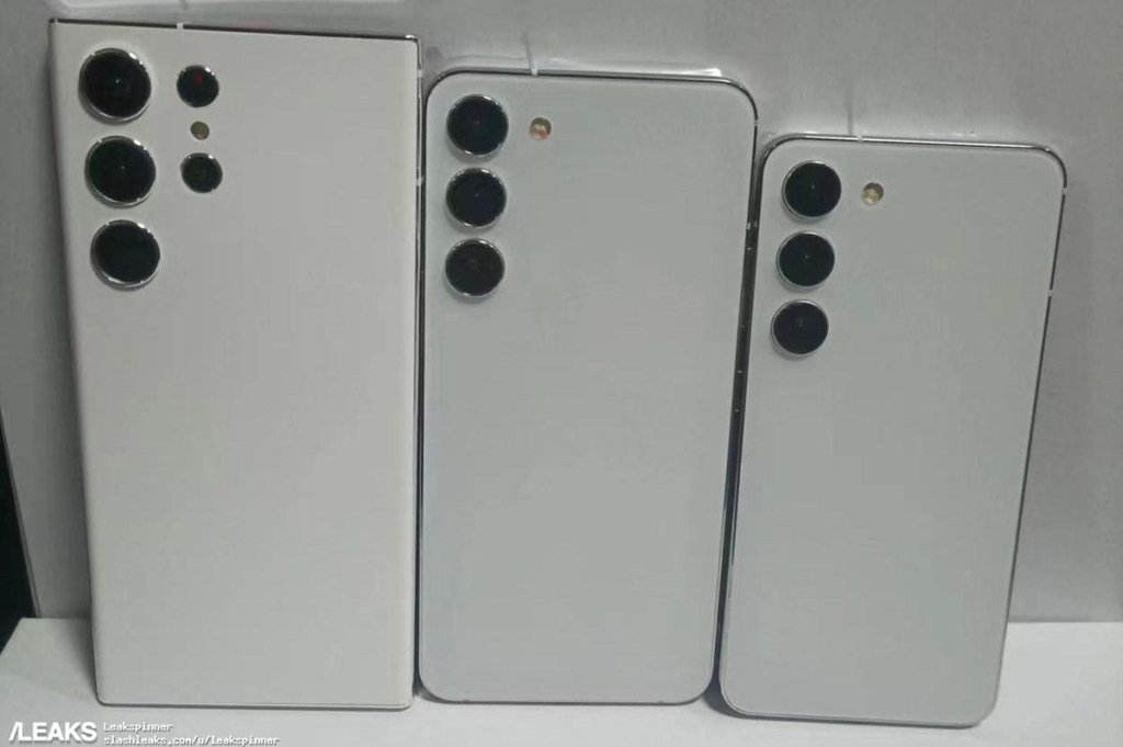 Die drei neuen Samsung Galaxy S23-Smartphones nebeneinander abgelichtet. Zu sehen sind die jeweiligen Rückseiten mit den Kamera-Linsen. Von li ks nach rechts: Galaxy S23 Ultra, Galaxy S23+ und Galaxy S23.