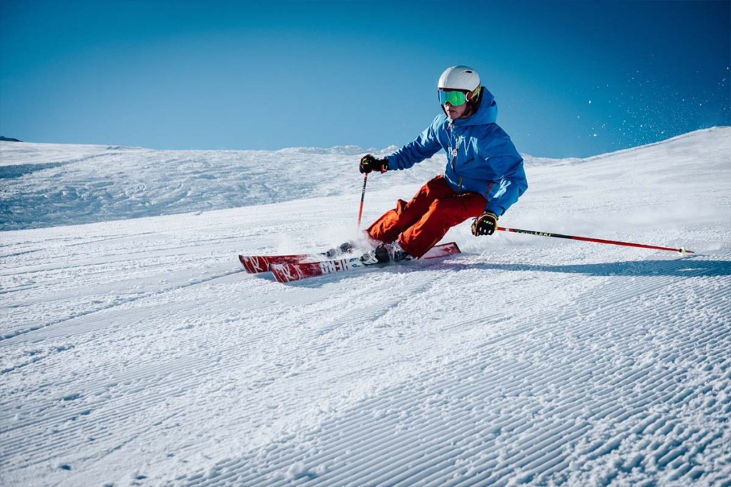 Skifahrer auf einer freien Piste im Sonnenschein