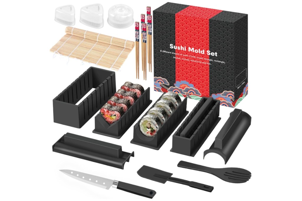 Mehrteiliges Sushi-Set ausgepackt auf weißem Hintergrund