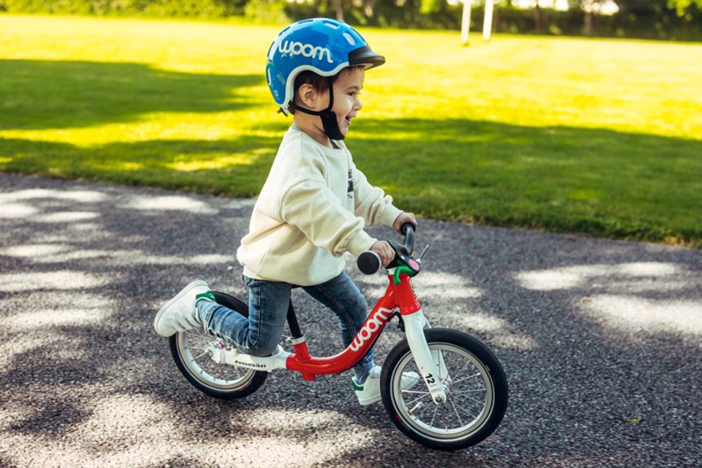Kind fährt auf einem Laufrad von Woom