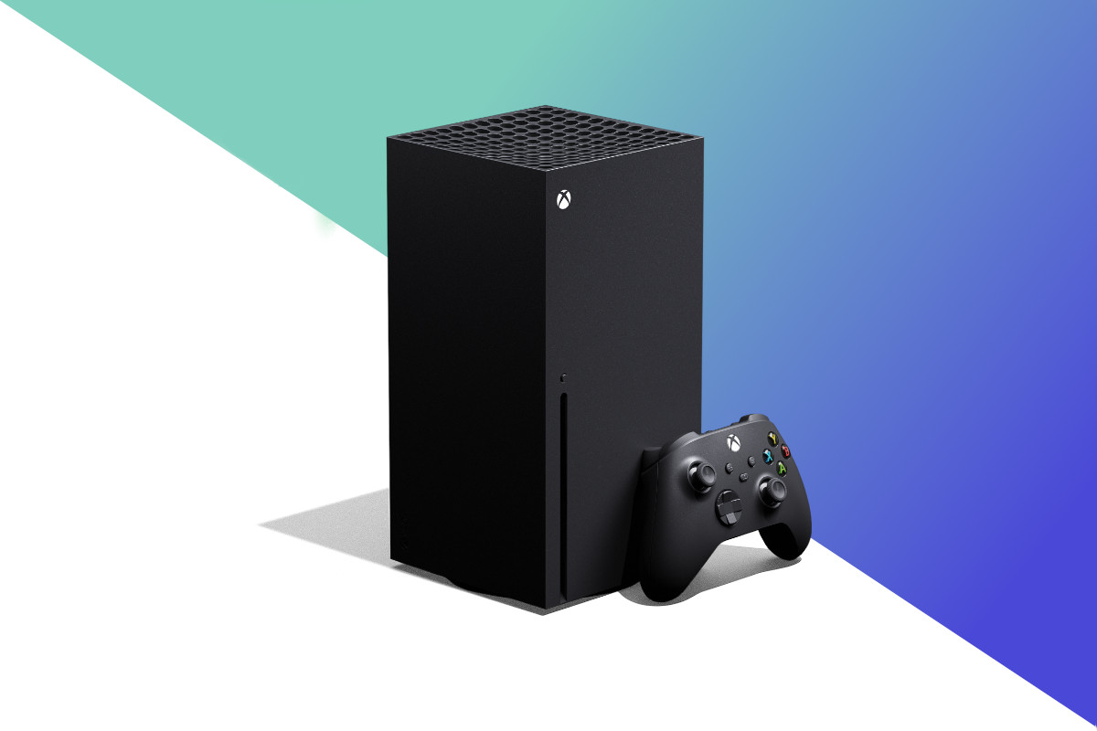 Schwarze Xbox Series X schräg von vorne mit Controller angelehnt auf weißem Hintergrund mit lila grünem Farbverlauf oben