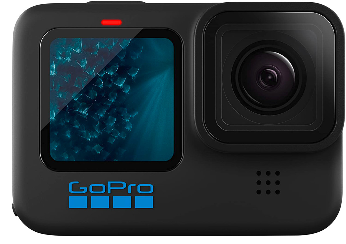 Schwarze goPro Hero11 Black zeigt auf Display blaues Bild