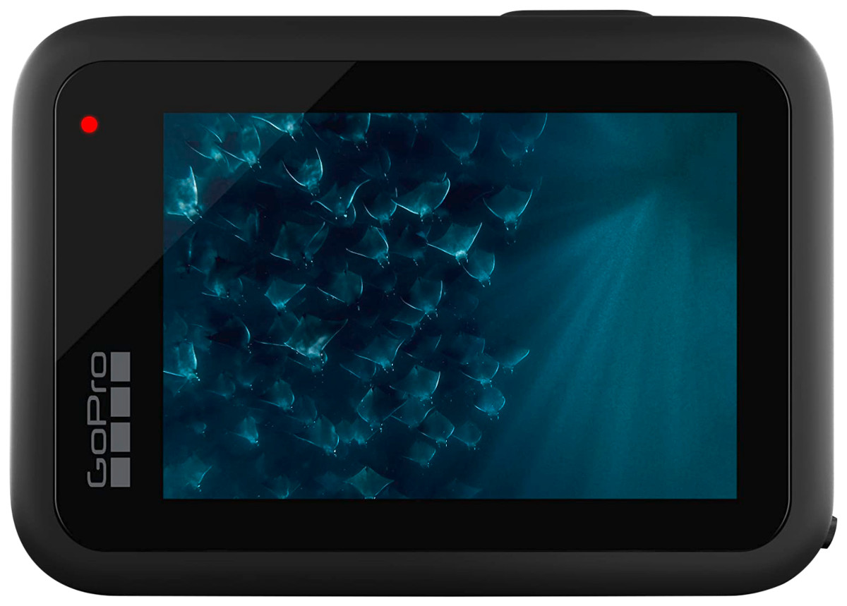 Schwarze GoPro Hero11 Black von hinten mit großem Bildschirm der blauen Bild zeigt