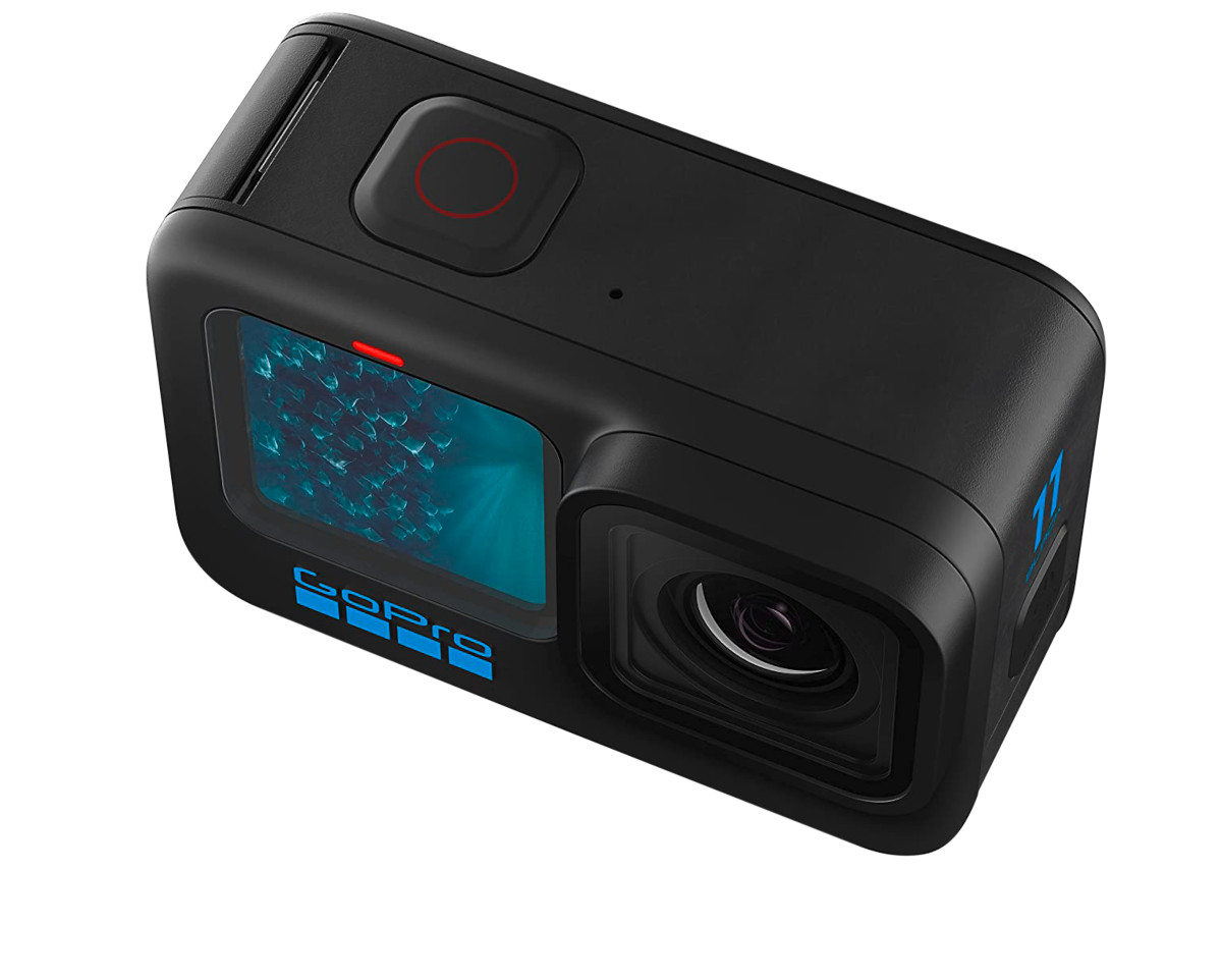 Schwarze GoPro Hero11 Black schräg von oben zeigt auf kleinem Display blaues Bild