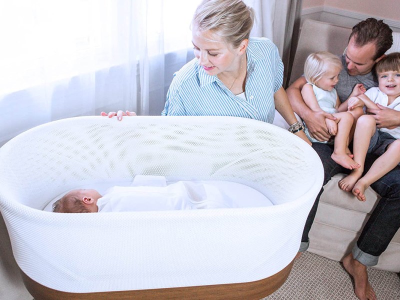 Snoo Bett mit Mutter, Vater mit Kindern im Hintergrund