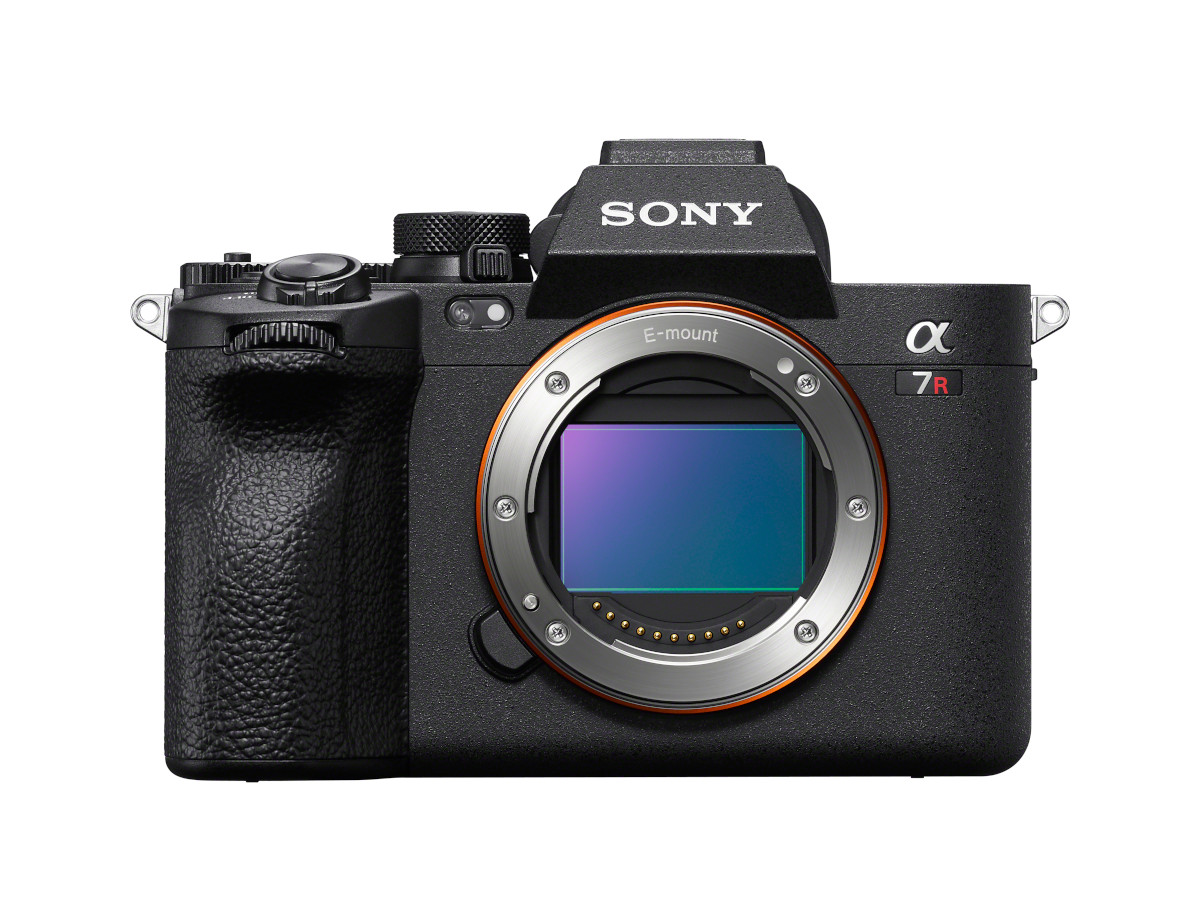 Schwarze Sony Alpha 7R V ohne Objektiv von vorne auf weißem Hintergrund
